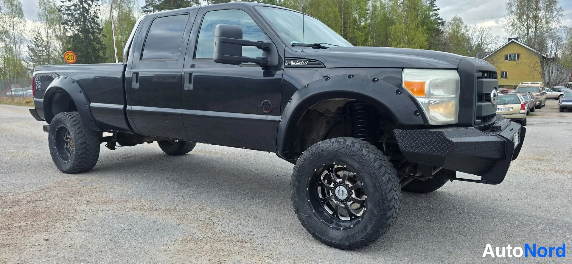 Musta Ford F-350 2011, etuviisto, keula oikealle, kuva 5