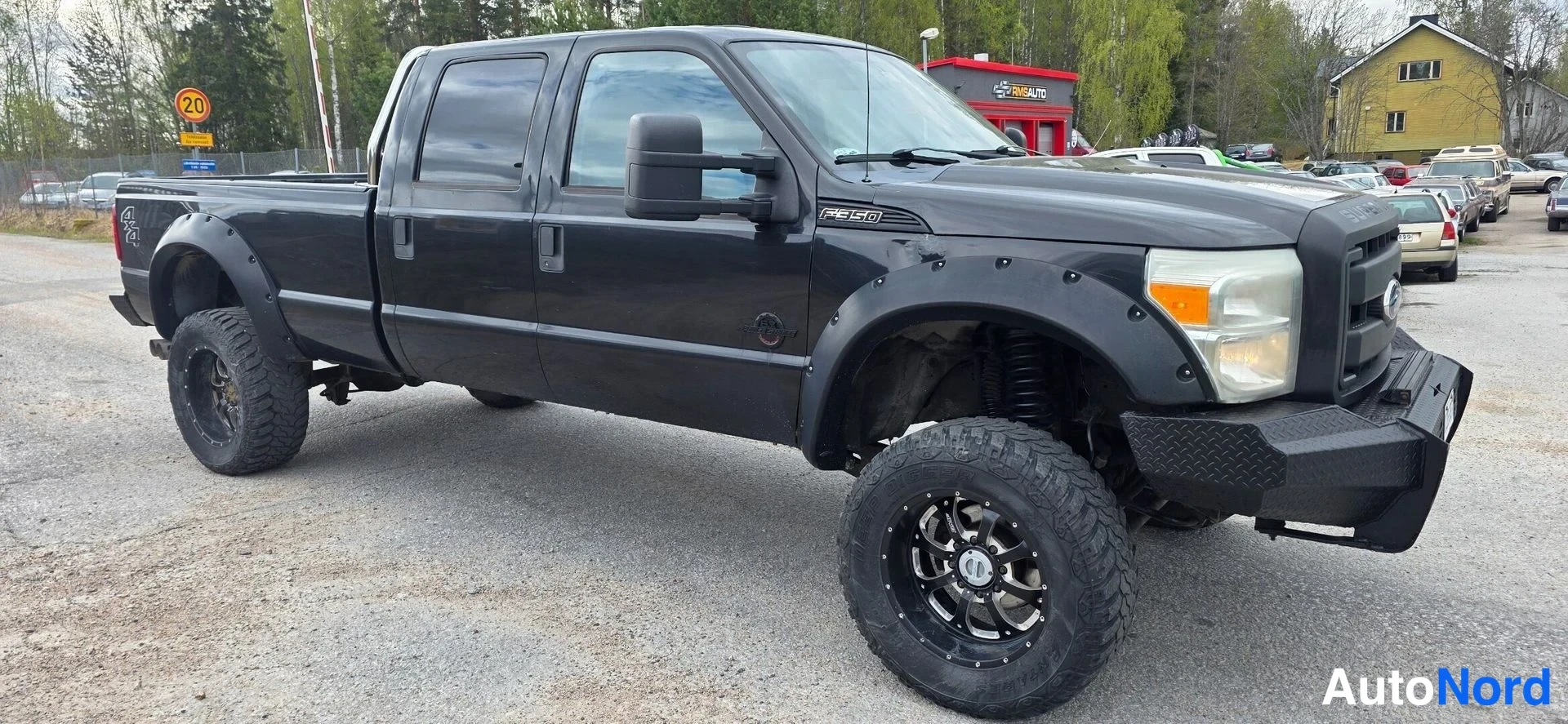 Musta Ford F-350 2011, etuviisto, keula oikealle, kuva 4