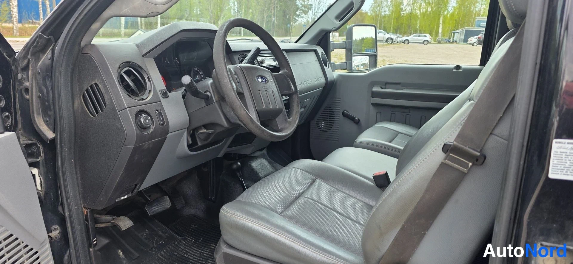 Musta Ford F-350 2011, etuistuimet, kuva 12