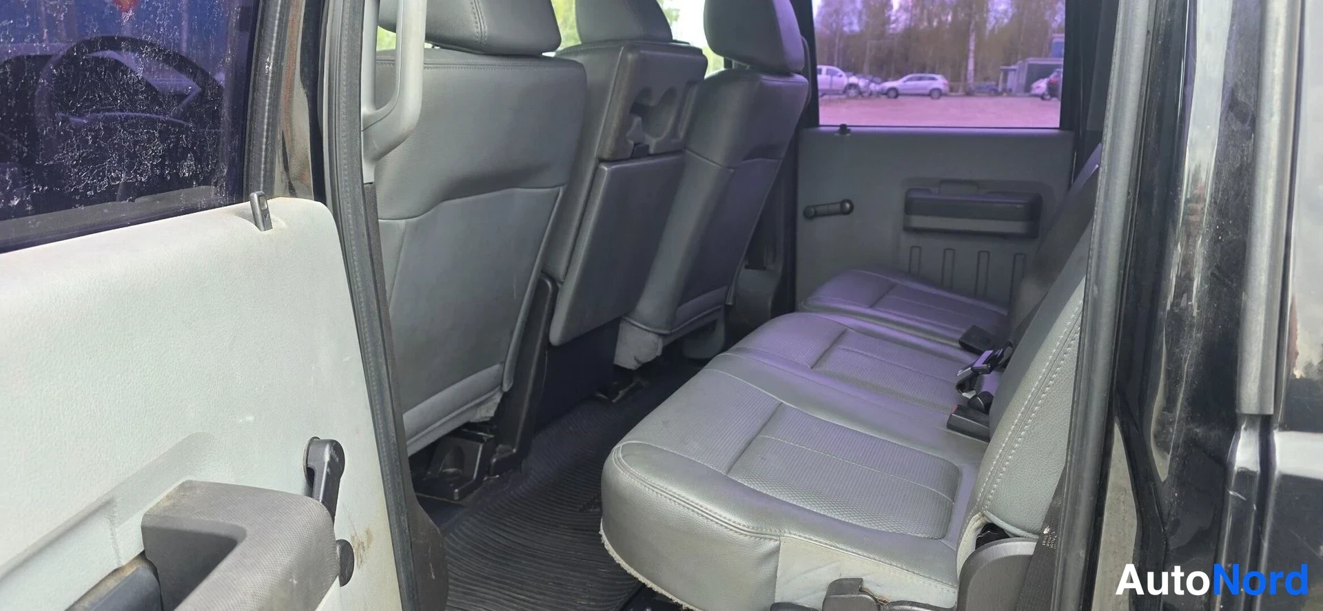 Musta Ford F-350 2011, takaistuimet, kuva 14