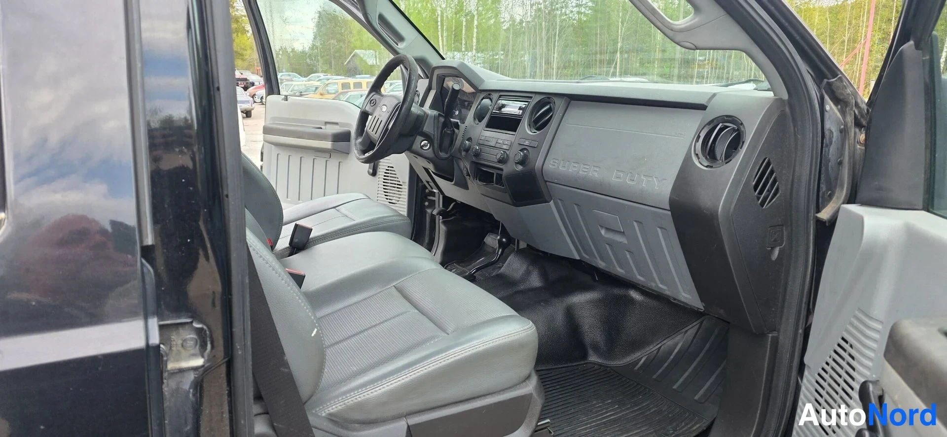 Musta Ford F-350 2011, ohjaamo, kuva 11