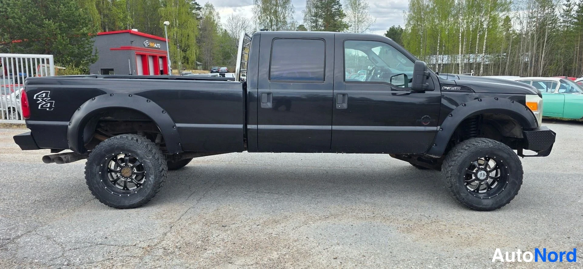 Musta Ford F-350 2011, sivulta, kuva 7