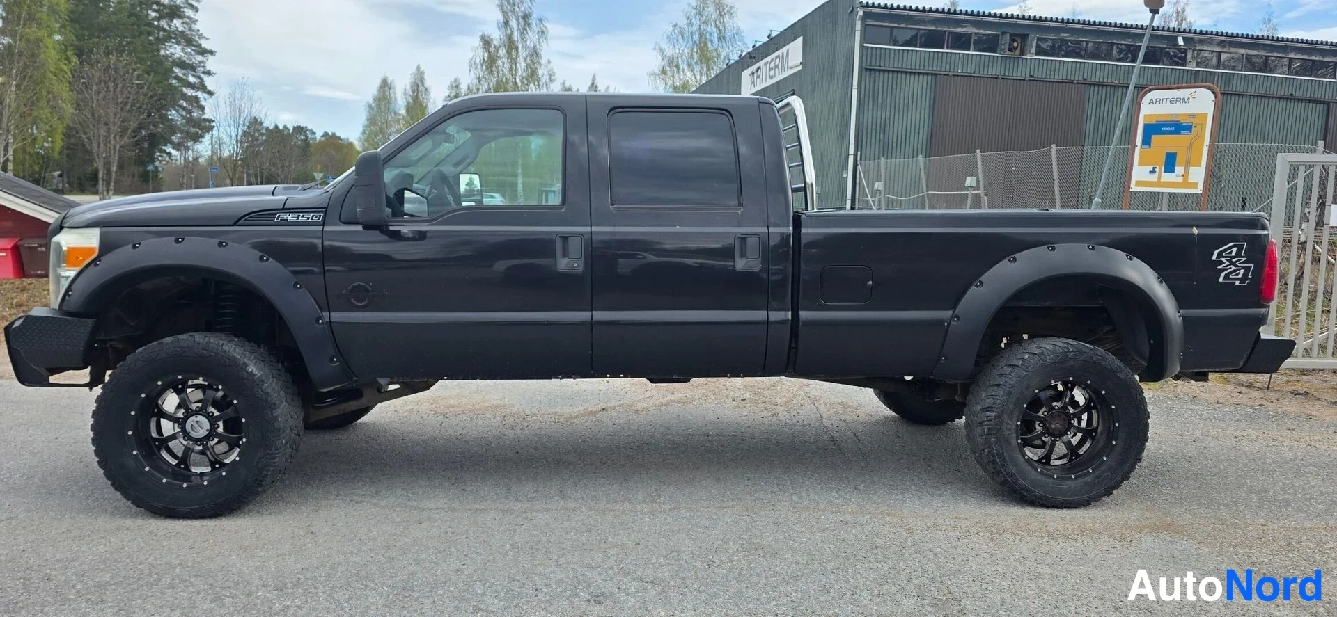 Musta Ford F-350 2011, etuviisto, keula vasemmalle, kuva 2
