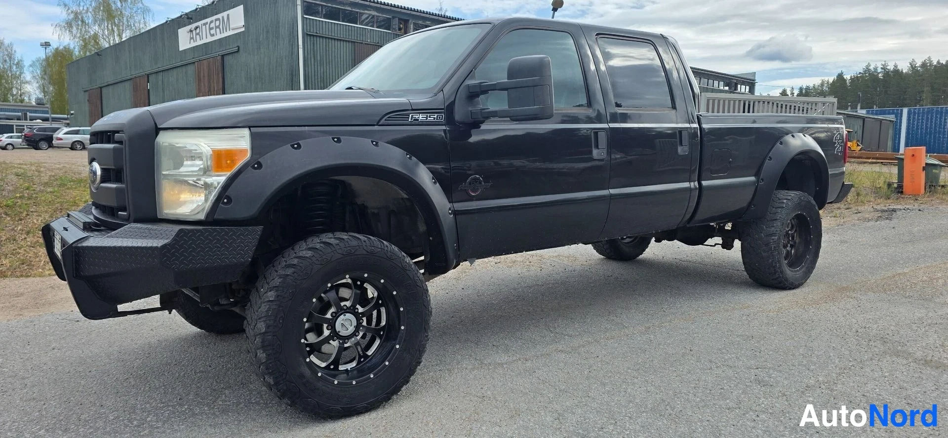 Musta Ford F-350 2011, etuviisto, keula vasemmalle, kuva 3