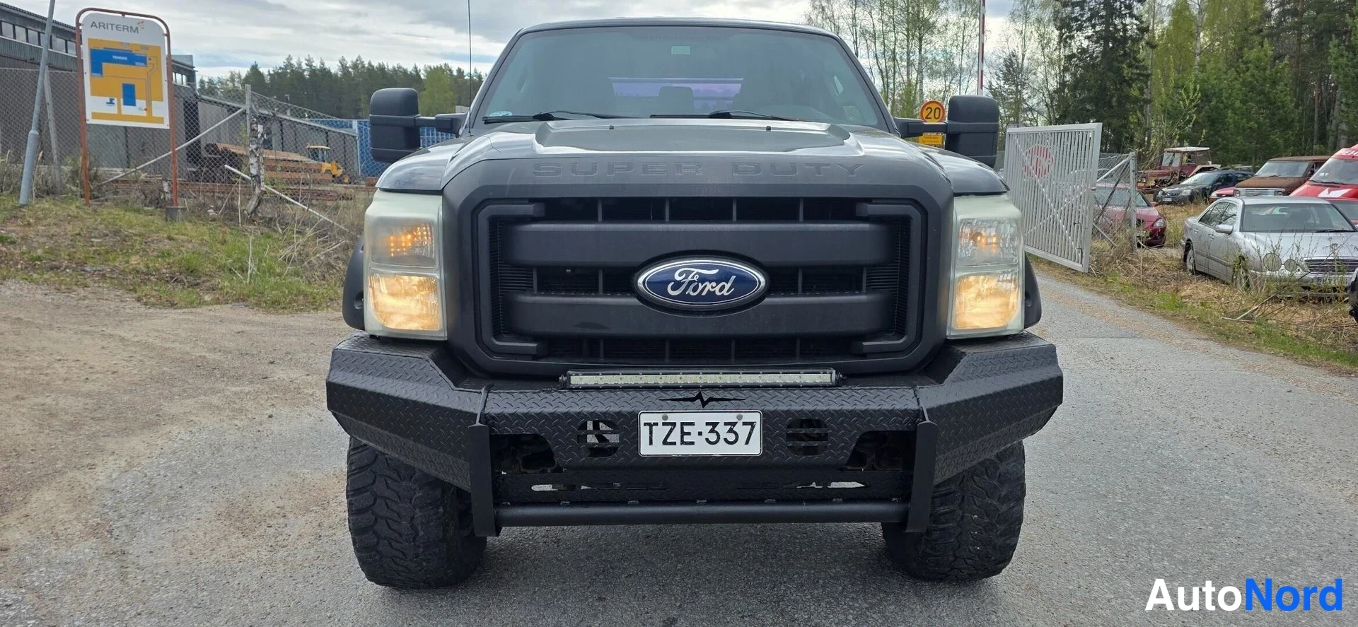 Musta Ford F-350 2011, edestä, kuva 6