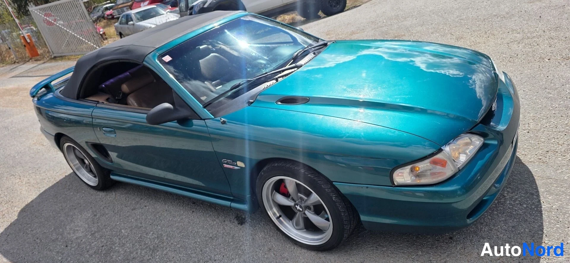 Vihreä Ford Mustang 1997, etuviisto, keula oikealle, kuva 5