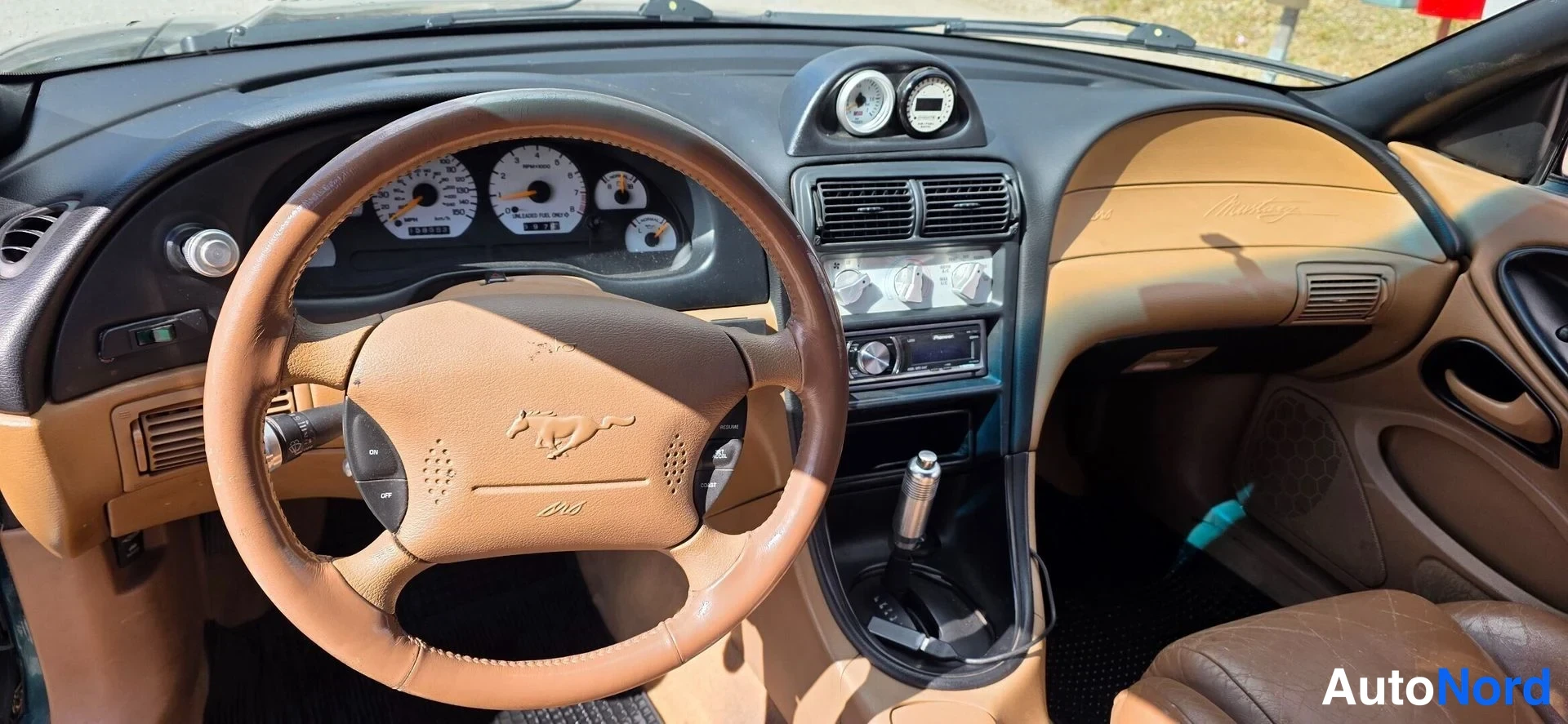 Vihreä Ford Mustang 1997, ohjaamo, kuva 15