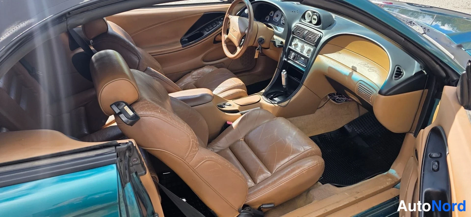 Vihreä Ford Mustang 1997, ohjaamo, kuva 16