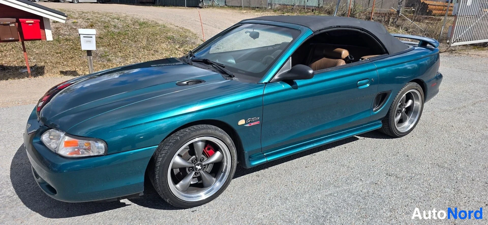 Vihreä Ford Mustang 1997, etuviisto, keula vasemmalle, kuva 3