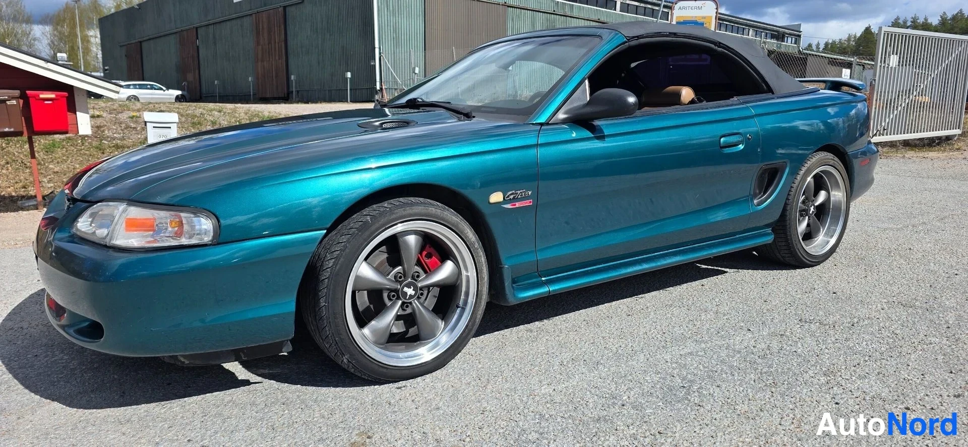 Vihreä Ford Mustang 1997, etuviisto, keula vasemmalle, kuva 4