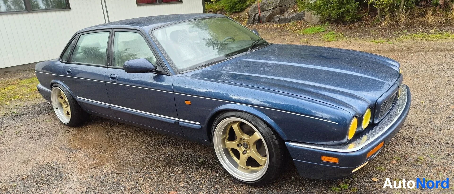 Sininen Jaguar XJR 1995, etuviisto, keula oikealle, kuva 4