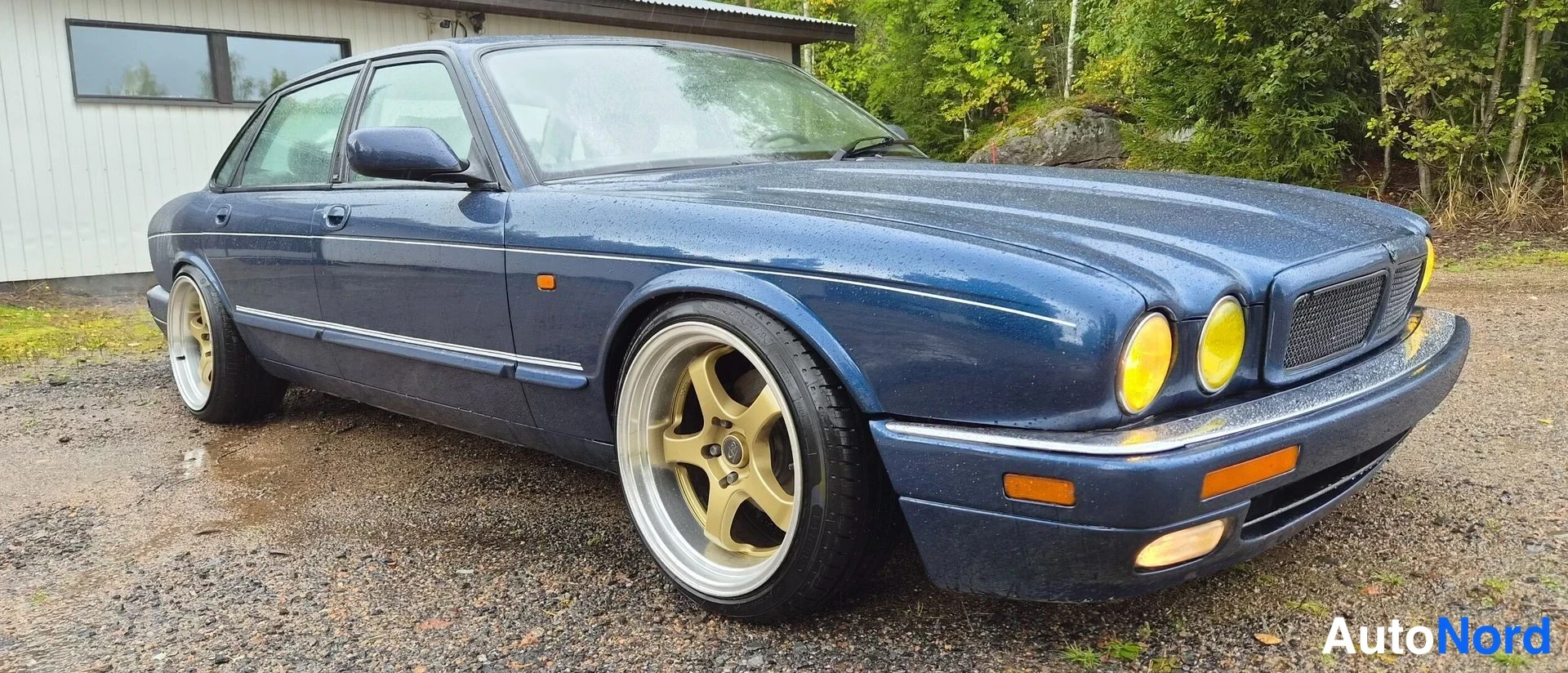 Sininen Jaguar XJR 1995, etuviisto, keula oikealle, kuva 5