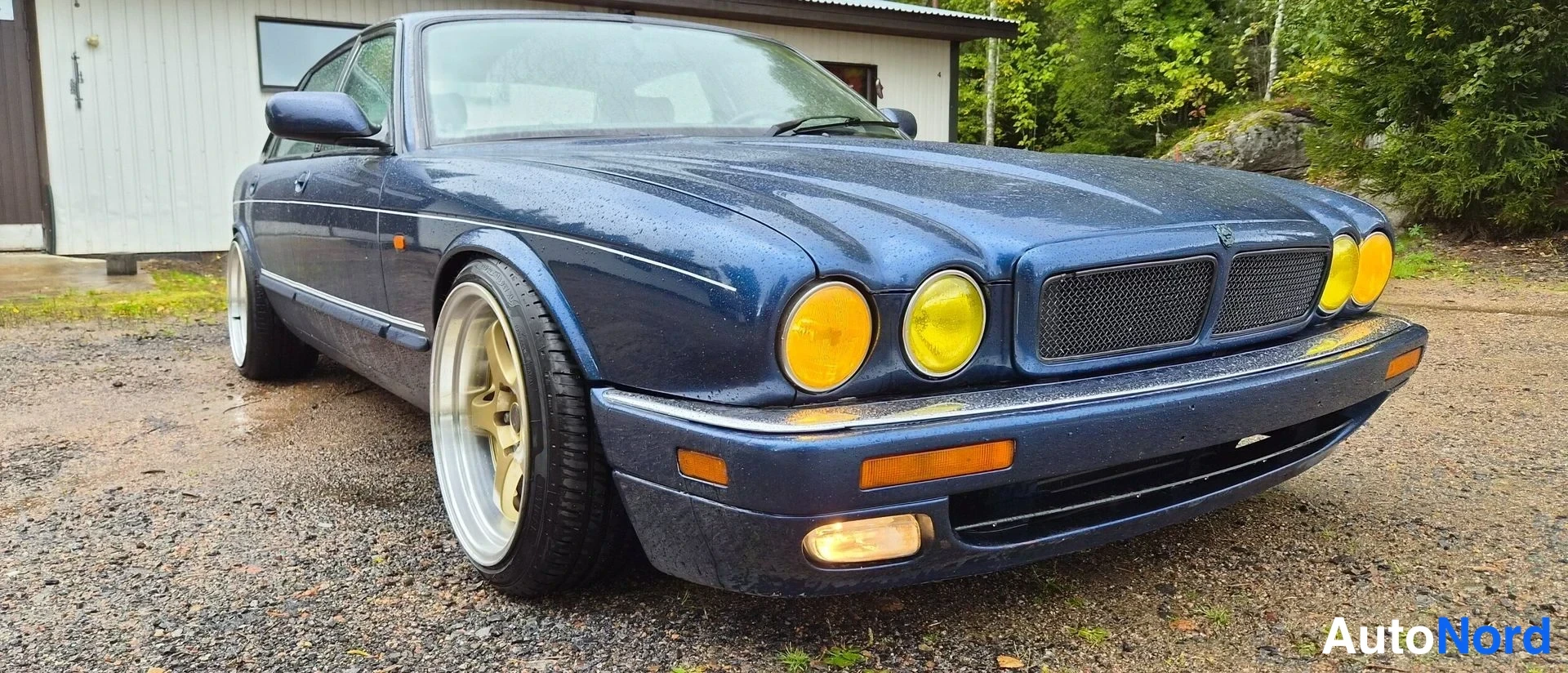 Sininen Jaguar XJR 1995, etuviisto, keula oikealle, kuva 6