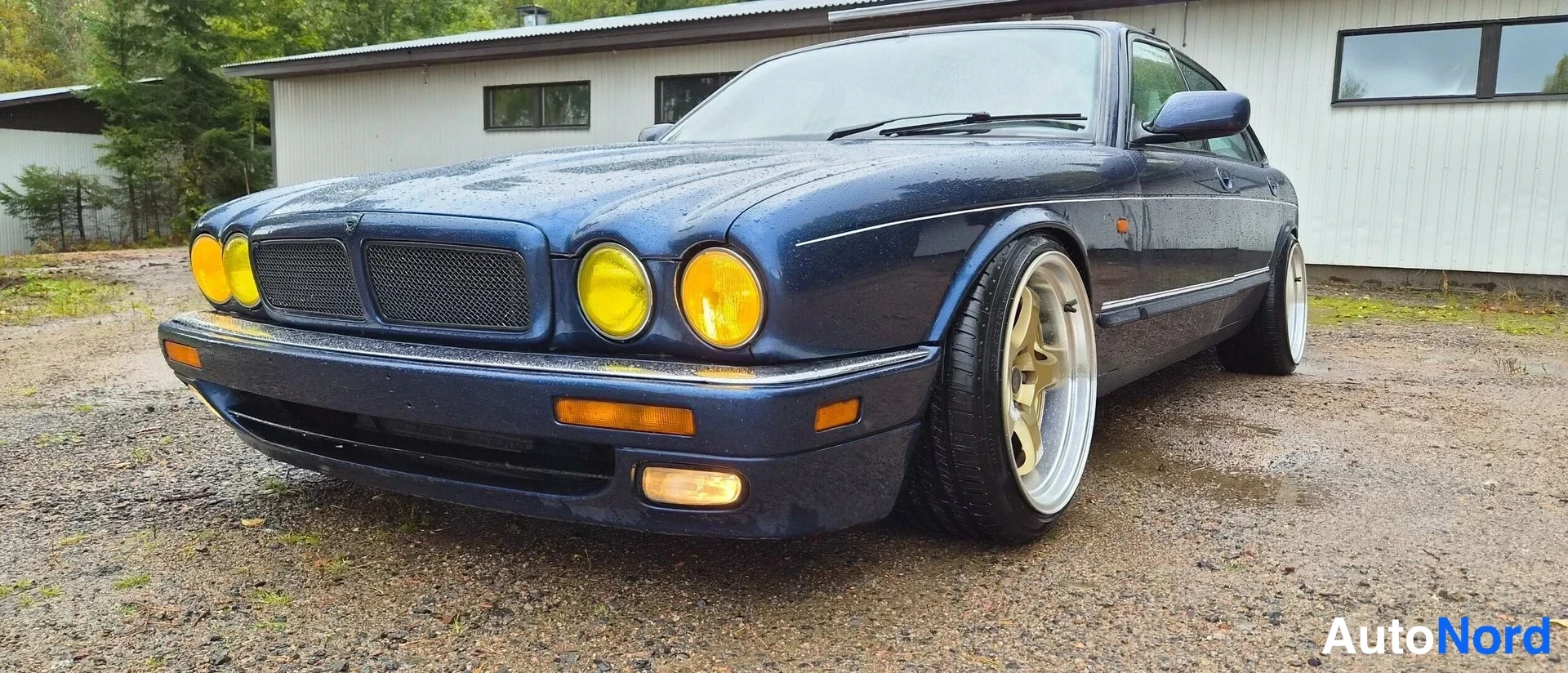 Sininen Jaguar XJR 1995, etuviisto, keula vasemmalle, kuva 2