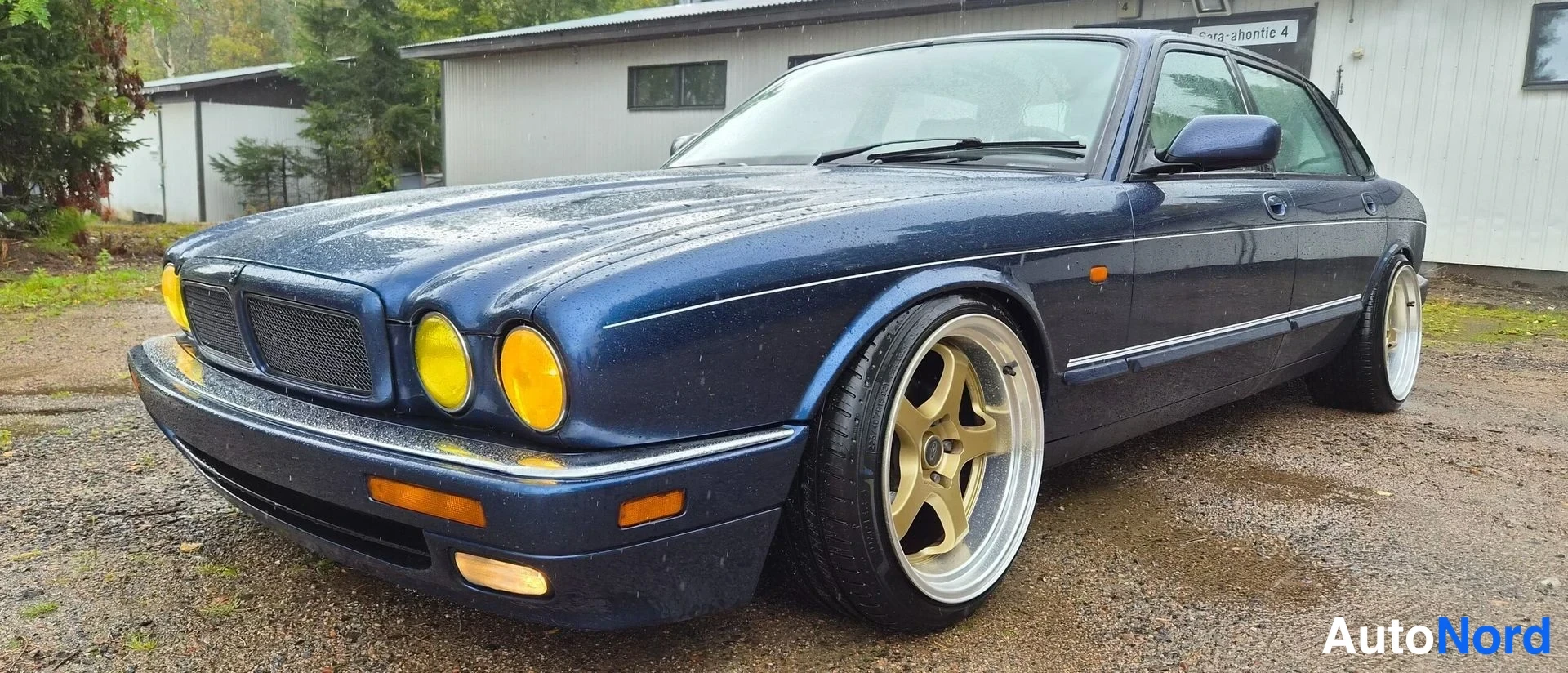 Sininen Jaguar XJR 1995, etuviisto, keula vasemmalle, kuva 3