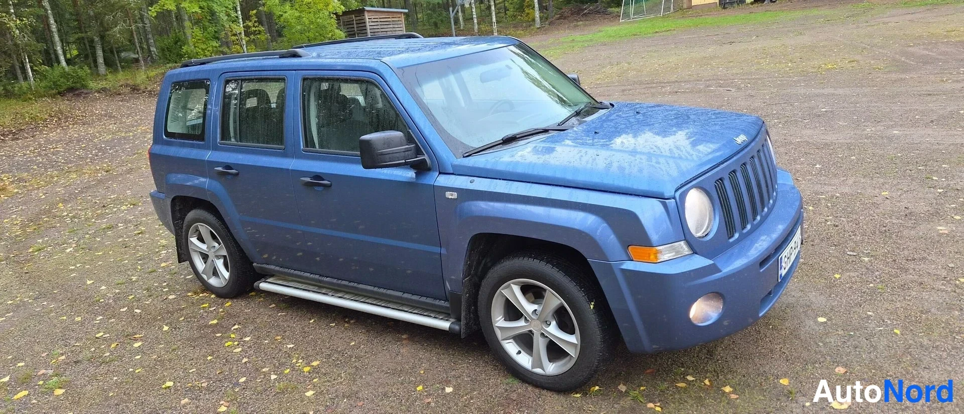 Sininen Jeep Patriot 2010, etuviisto, keula oikealle, kuva 3