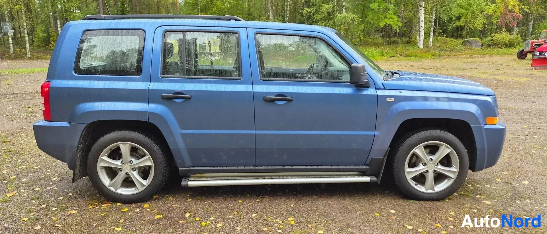 Sininen Jeep Patriot 2010, sivulta, kuva 5