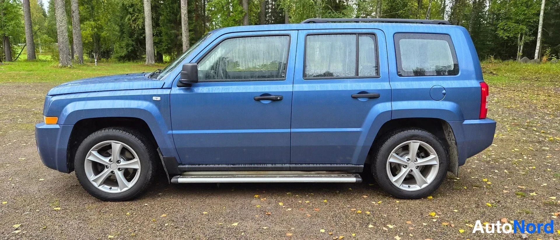 Sininen Jeep Patriot 2010, sivulta, kuva 6