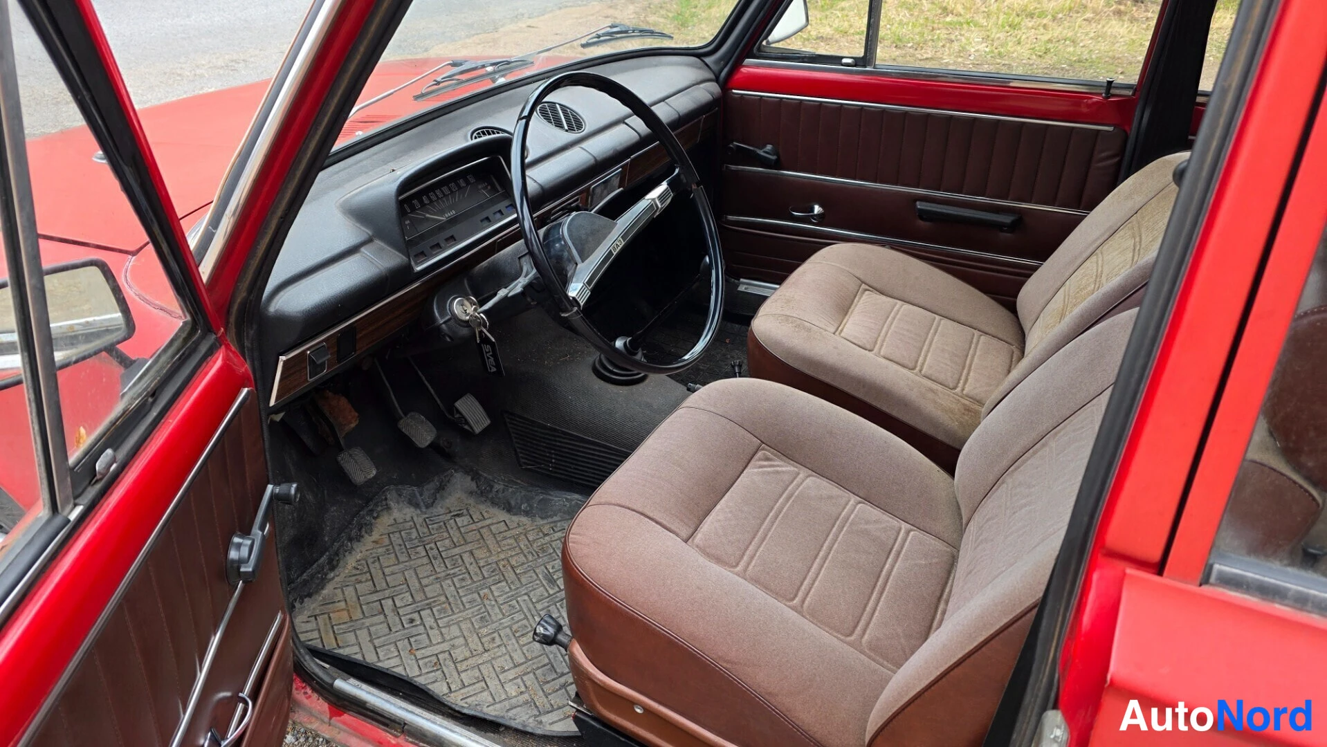 Oranssi Lada 1200 1979, ohjaamo, kuva 12