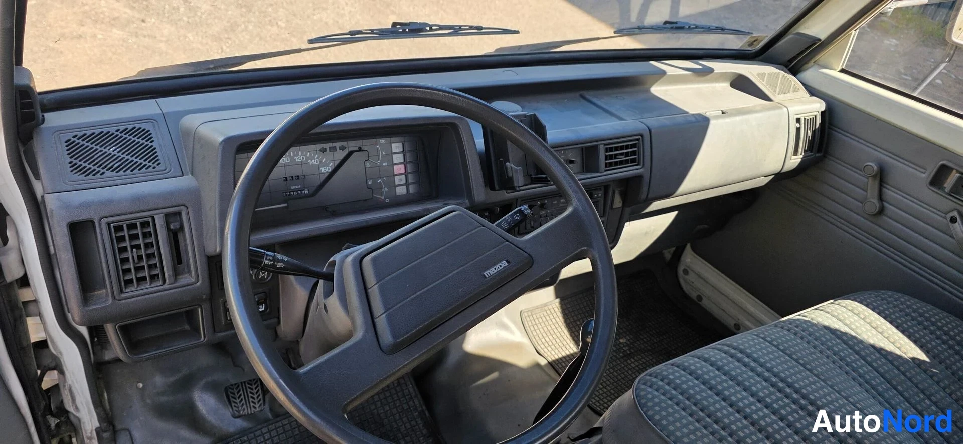 Valkoinen Mazda E2200 Aika 1990, ohjaamo, kuva 9