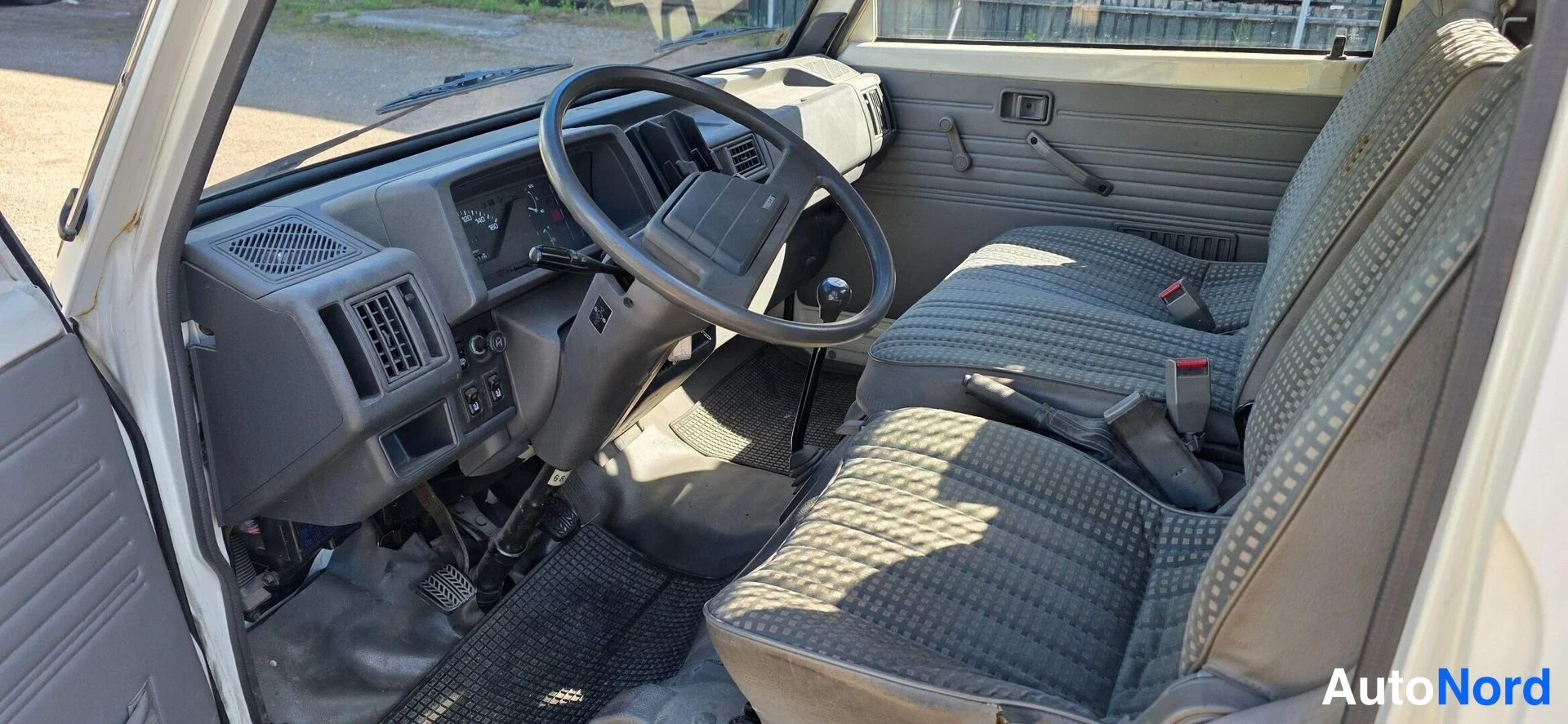 Valkoinen Mazda E2200 Aika 1990, etuistuimet, kuva 11
