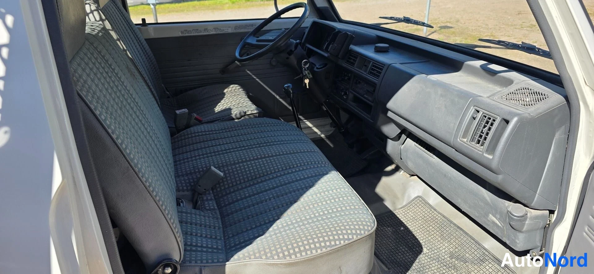 Valkoinen Mazda E2200 Aika 1990, etuistuimet, kuva 12