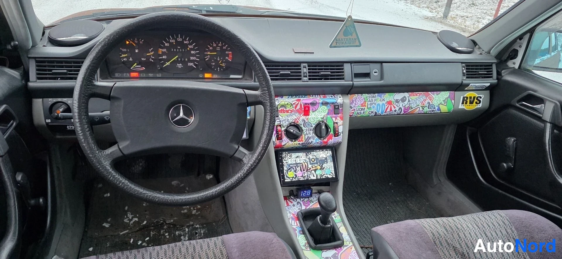 Ruskea Mercedes-Benz 230 Komea 1990, ohjaamo, kuva 9