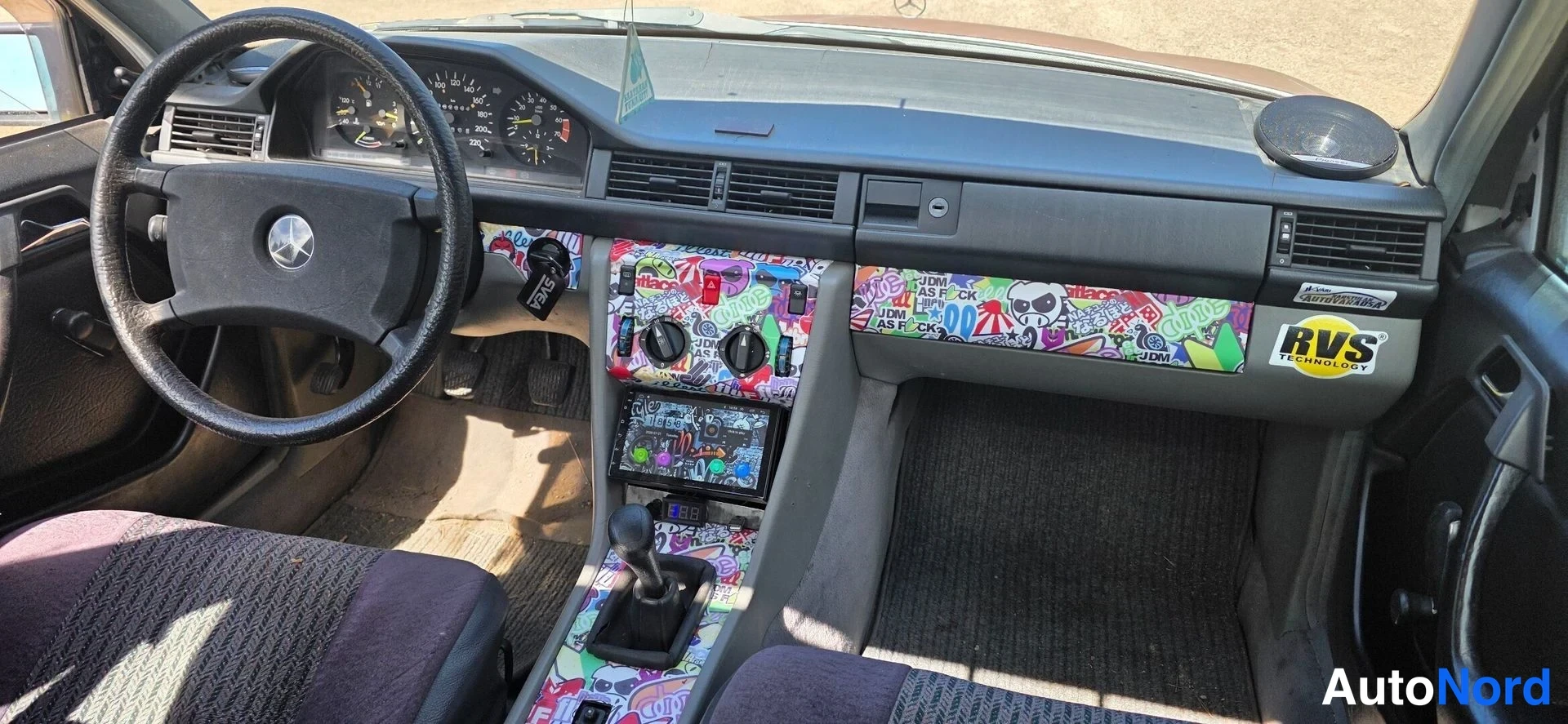 Ruskea Mercedes-Benz 230 Komea 1990, ohjaamo, kuva 11