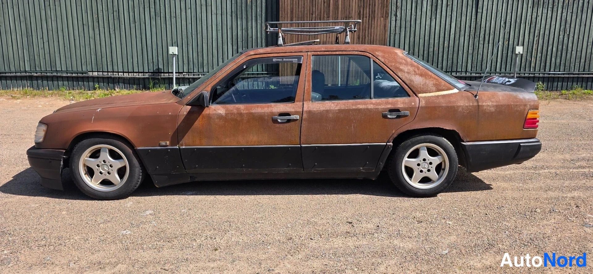 Ruskea Mercedes-Benz 230 Komea 1990, etuviisto, keula vasemmalle, kuva 2