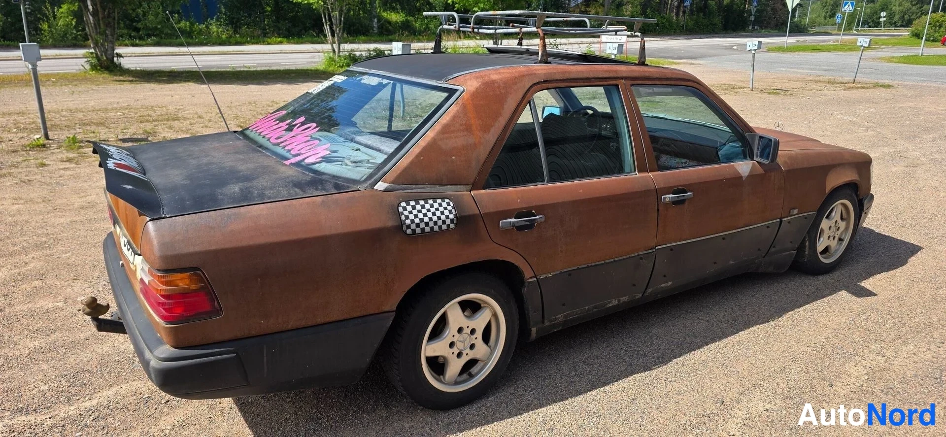Ruskea Mercedes-Benz 230 Komea 1990, takaviisto, kuva 6