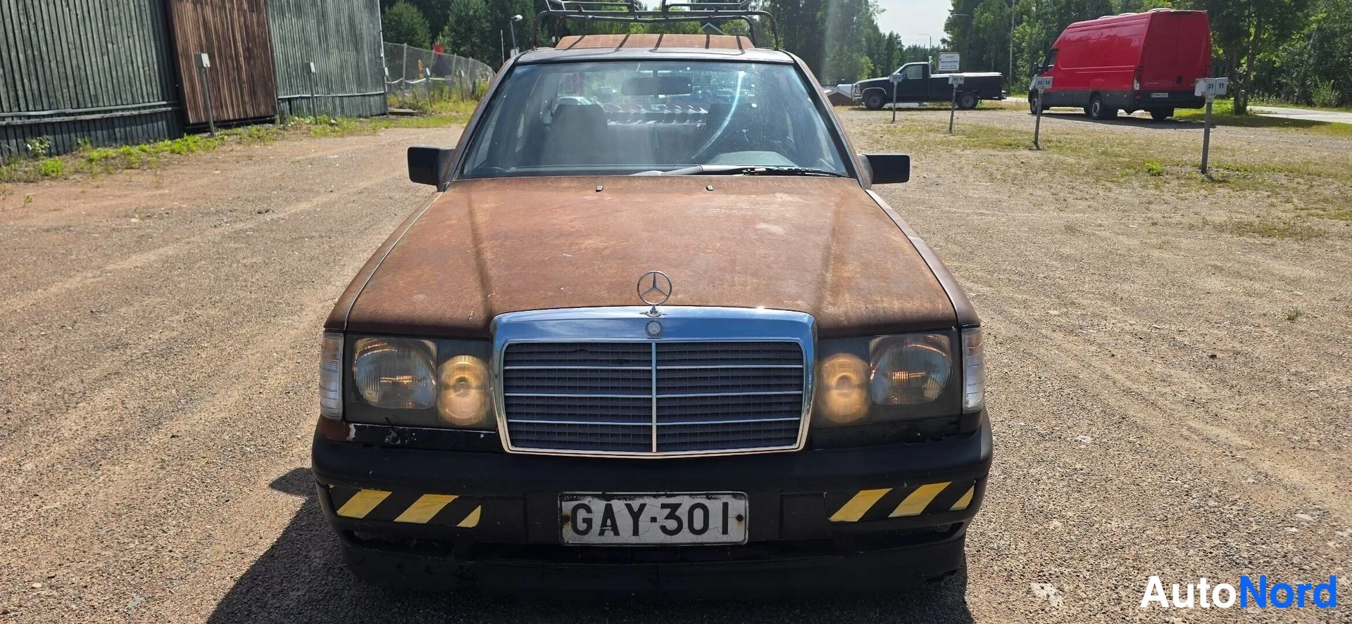 Ruskea Mercedes-Benz 230 Komea 1990, edestä, kuva 3