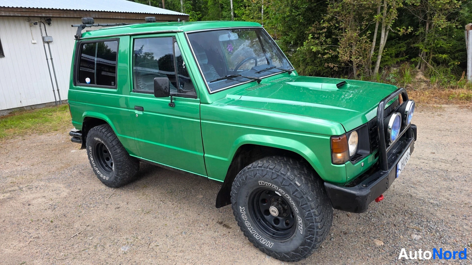 Vihreä Mitsubishi Pajero 1988, etuviisto, keula oikealle, kuva 4