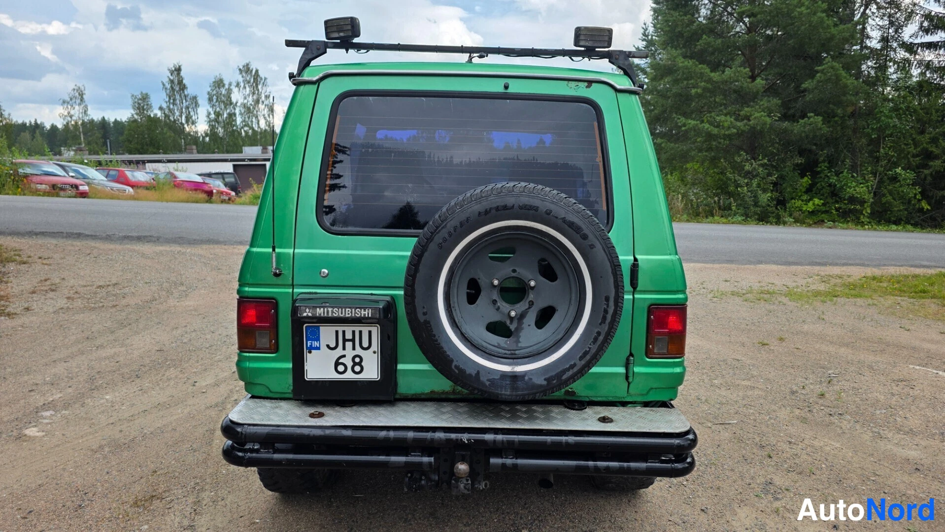 Vihreä Mitsubishi Pajero 1988, takaa, kuva 10