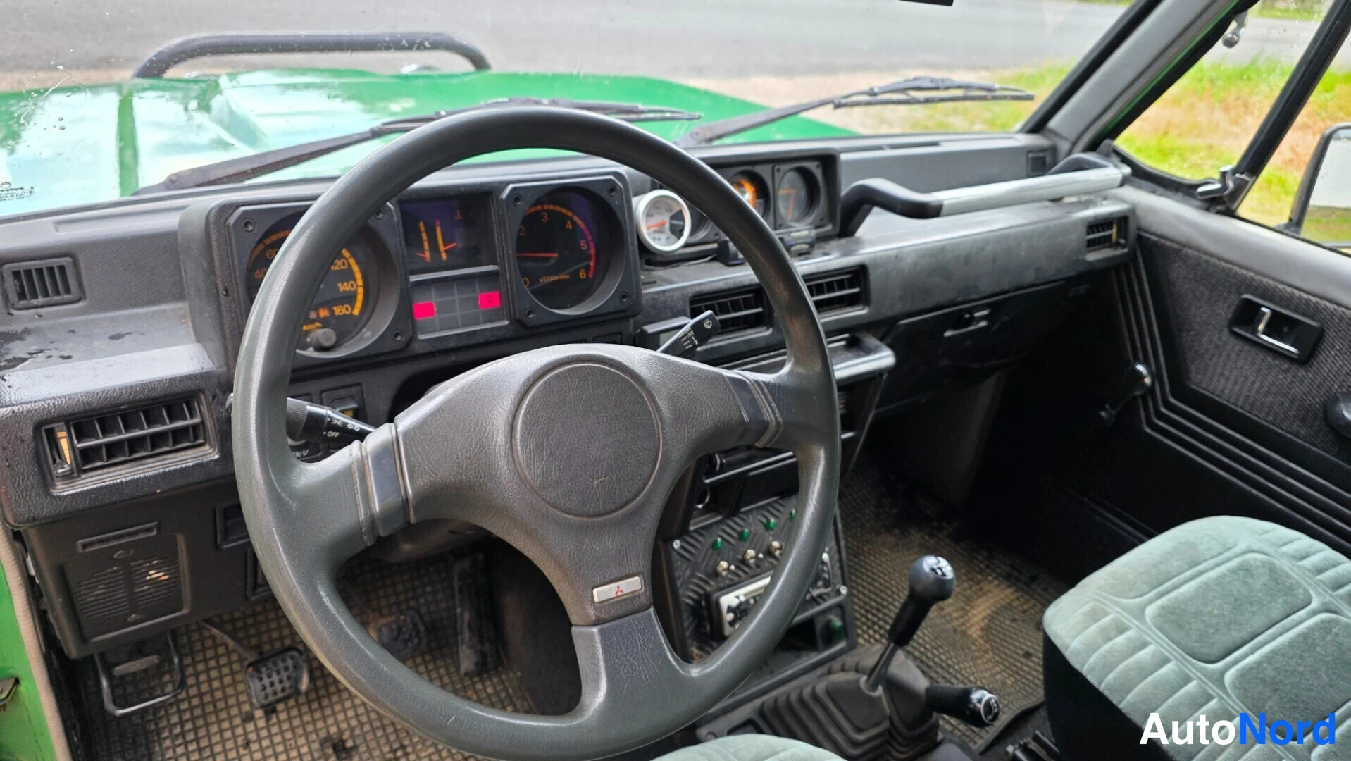 Vihreä Mitsubishi Pajero 1988, ohjaamo, kuva 11