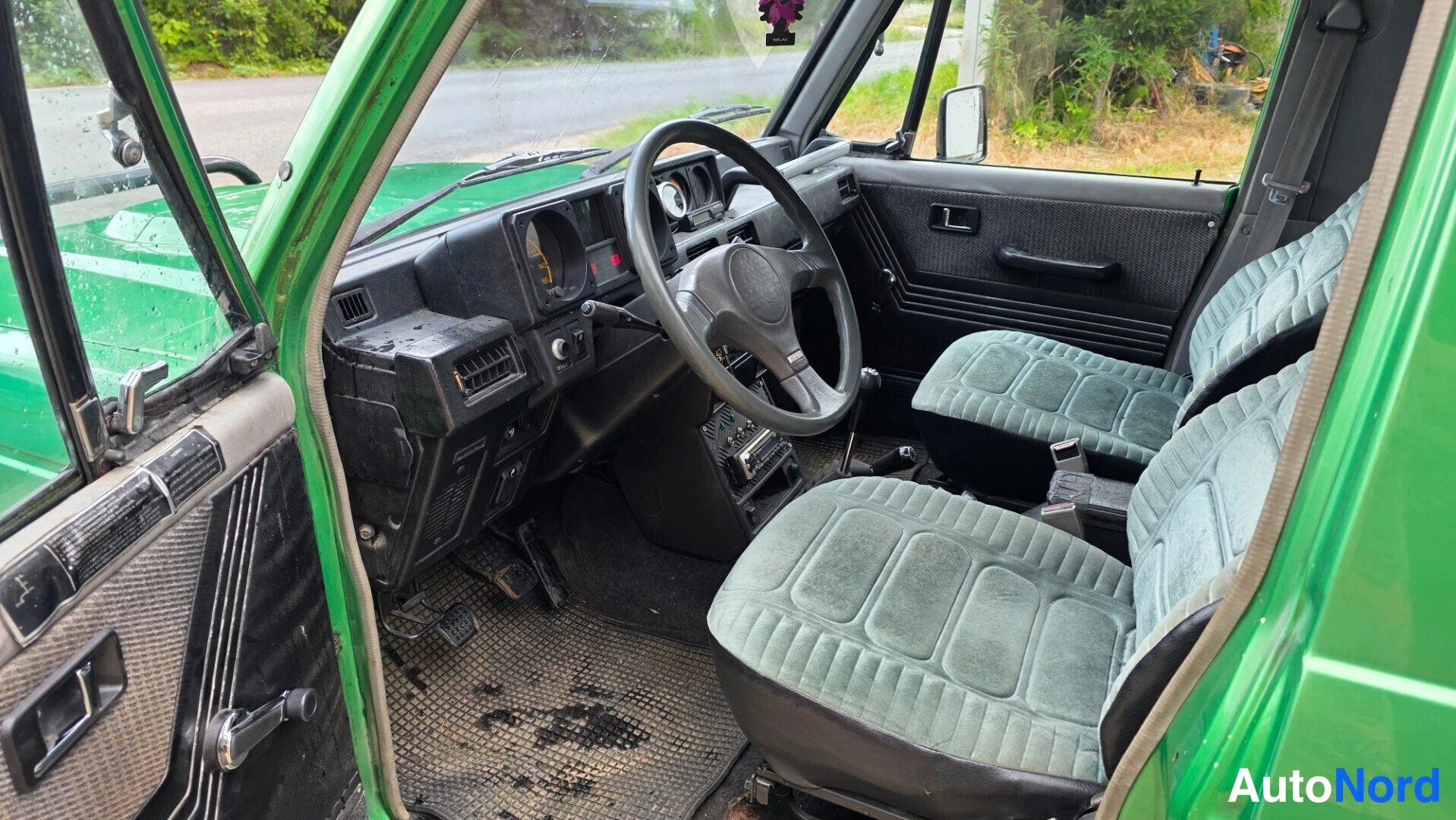 Vihreä Mitsubishi Pajero 1988, ohjaamo, kuva 15