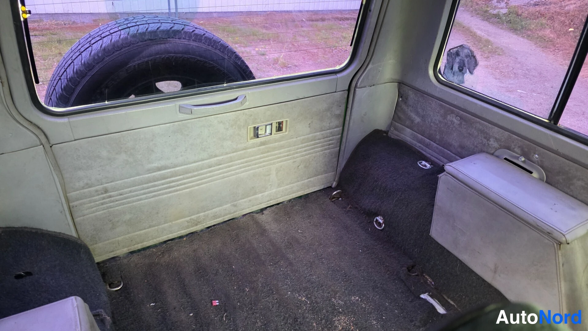 Vihreä Mitsubishi Pajero 1988, tavaratila, kuva 16