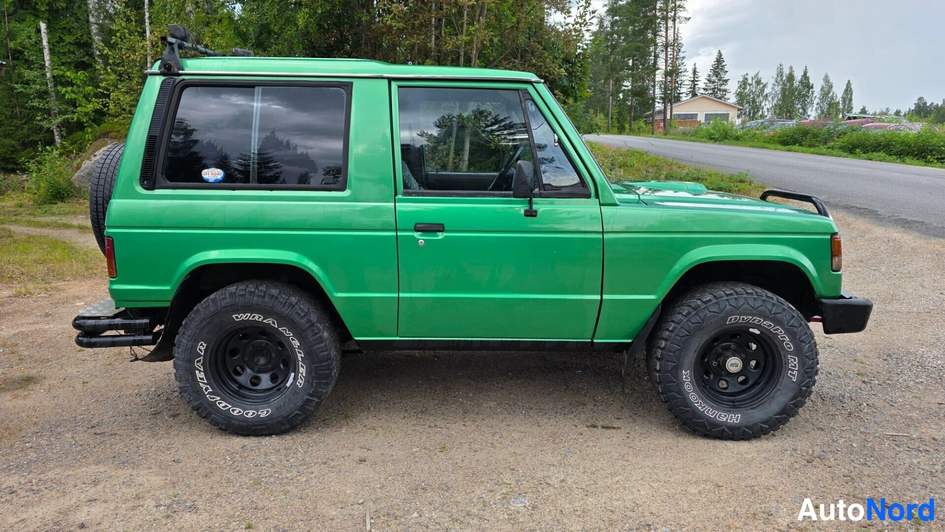 Vihreä Mitsubishi Pajero 1988, sivulta, kuva 6