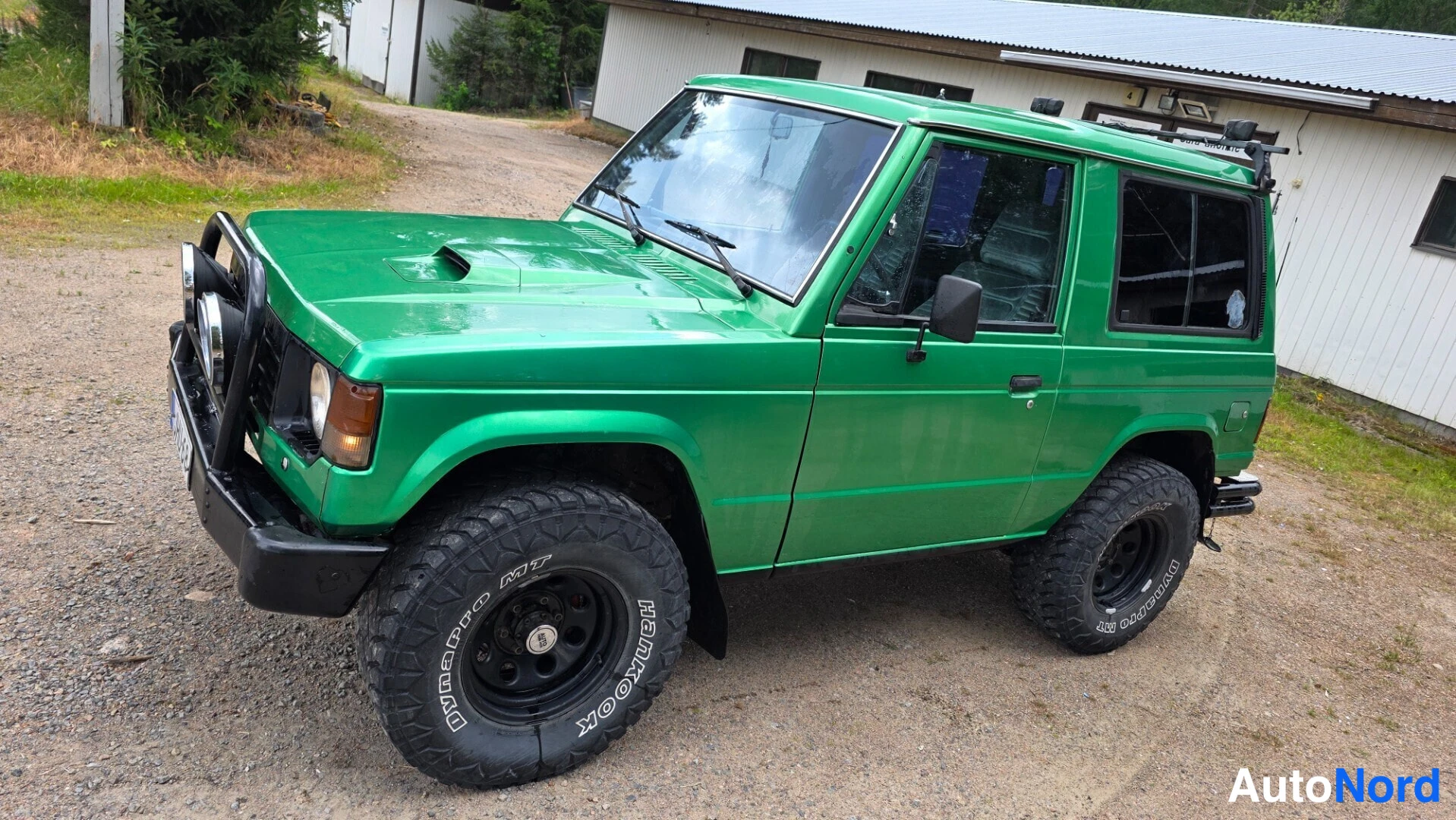 Vihreä Mitsubishi Pajero 1988, etuviisto, keula vasemmalle, kuva 2