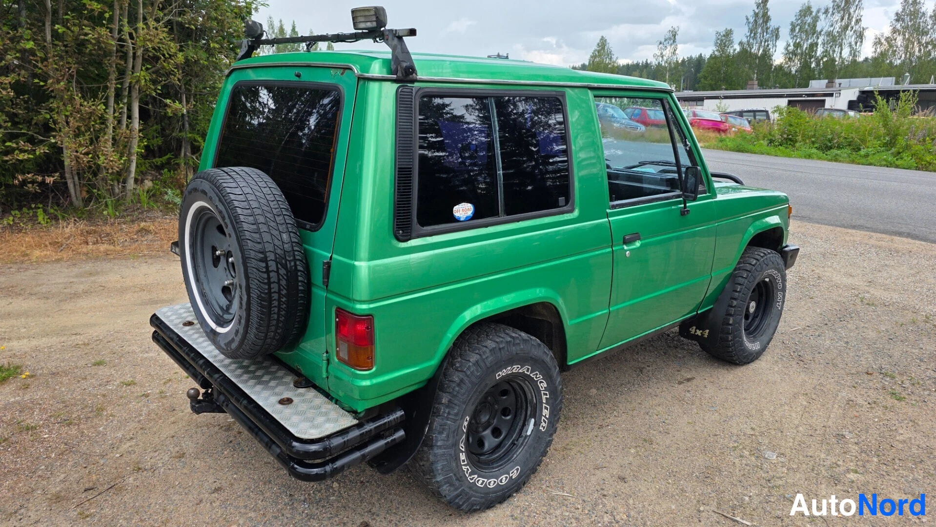 Vihreä Mitsubishi Pajero 1988, takaviisto, kuva 9