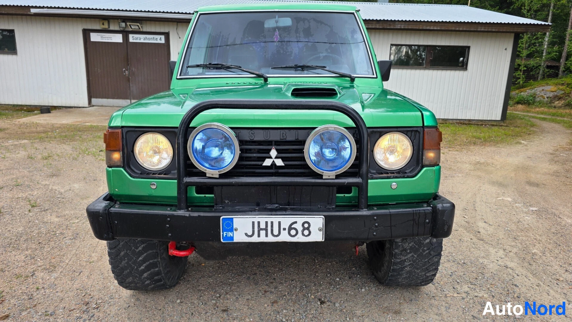 Vihreä Mitsubishi Pajero 1988, edestä, kuva 5