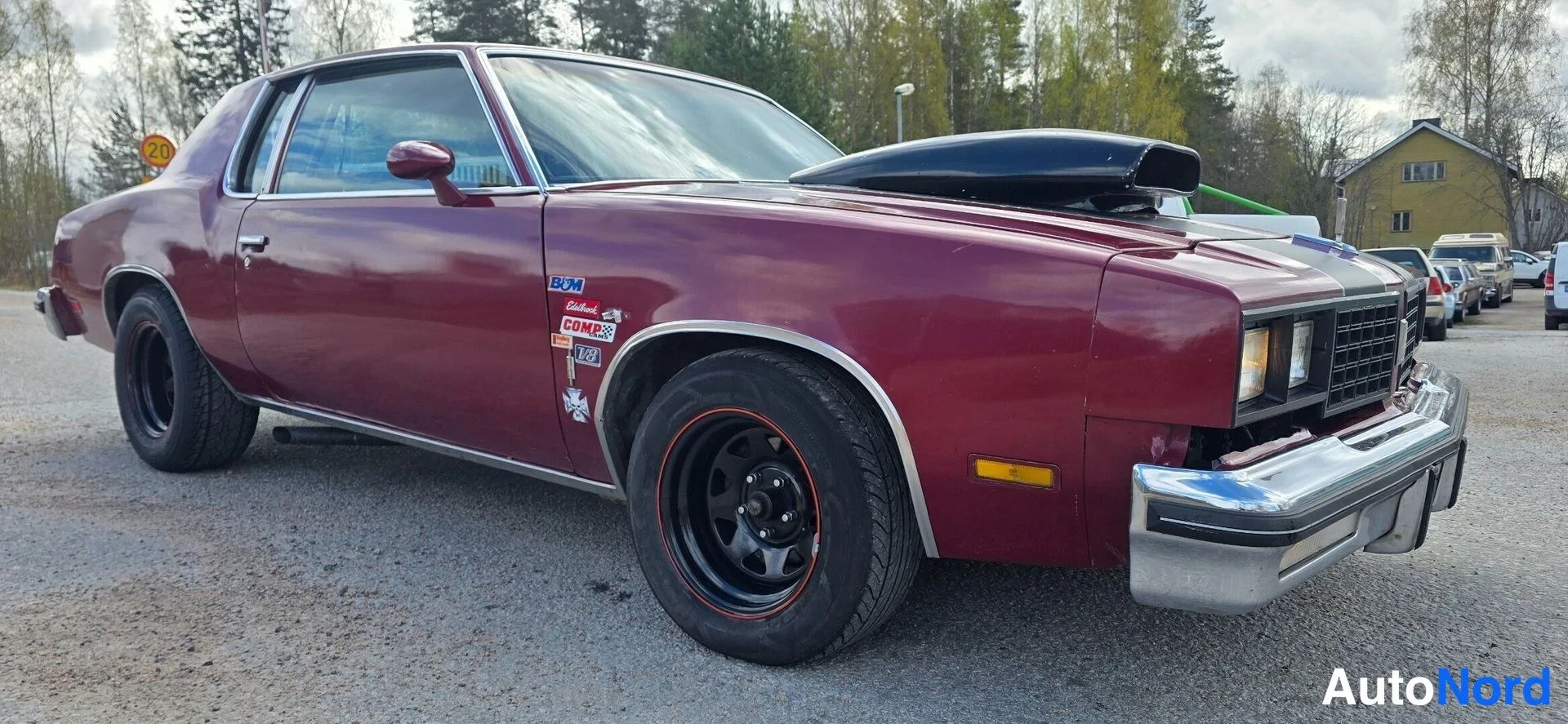 Punainen Oldsmobile Cutlass 1981, etuviisto, keula oikealle, kuva 4