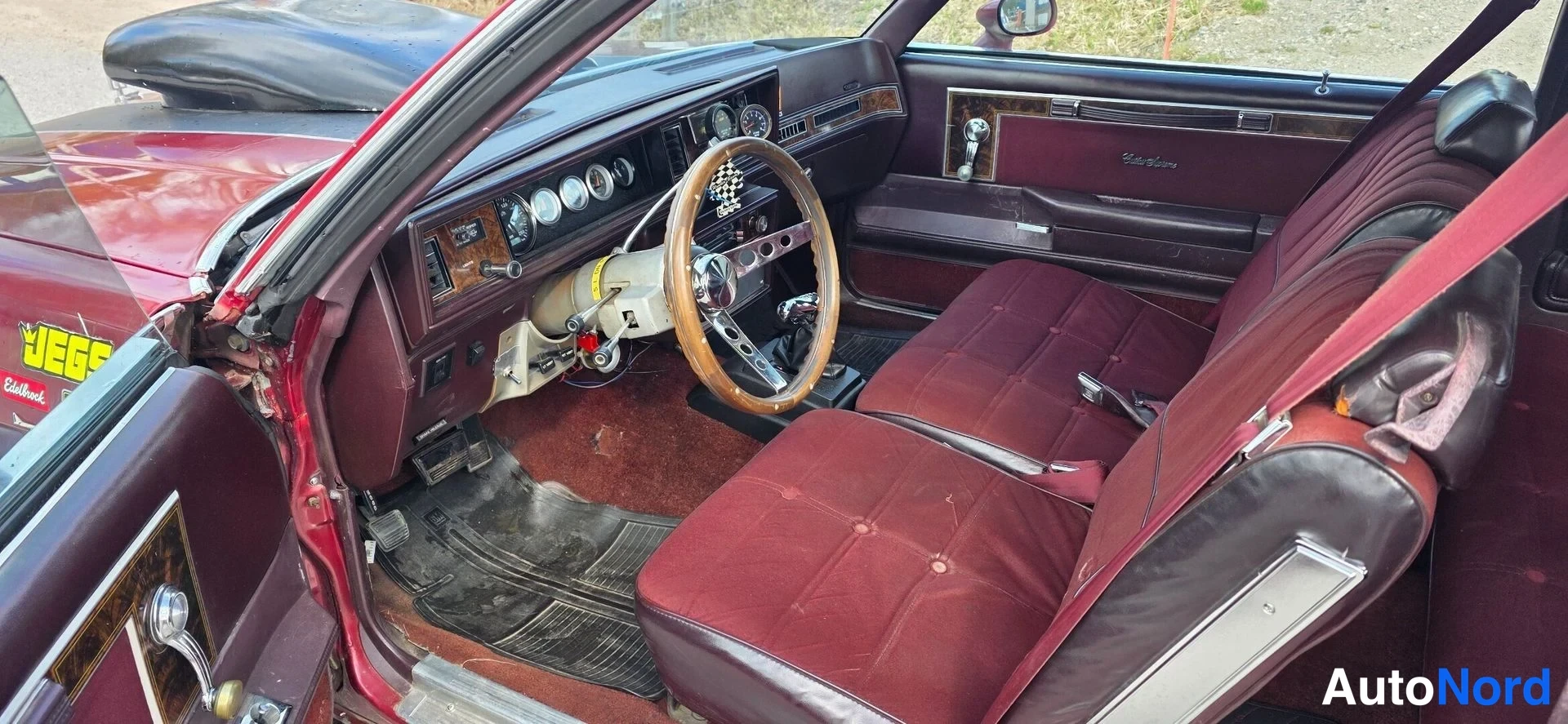 Punainen Oldsmobile Cutlass 1981, etuistuimet, kuva 14