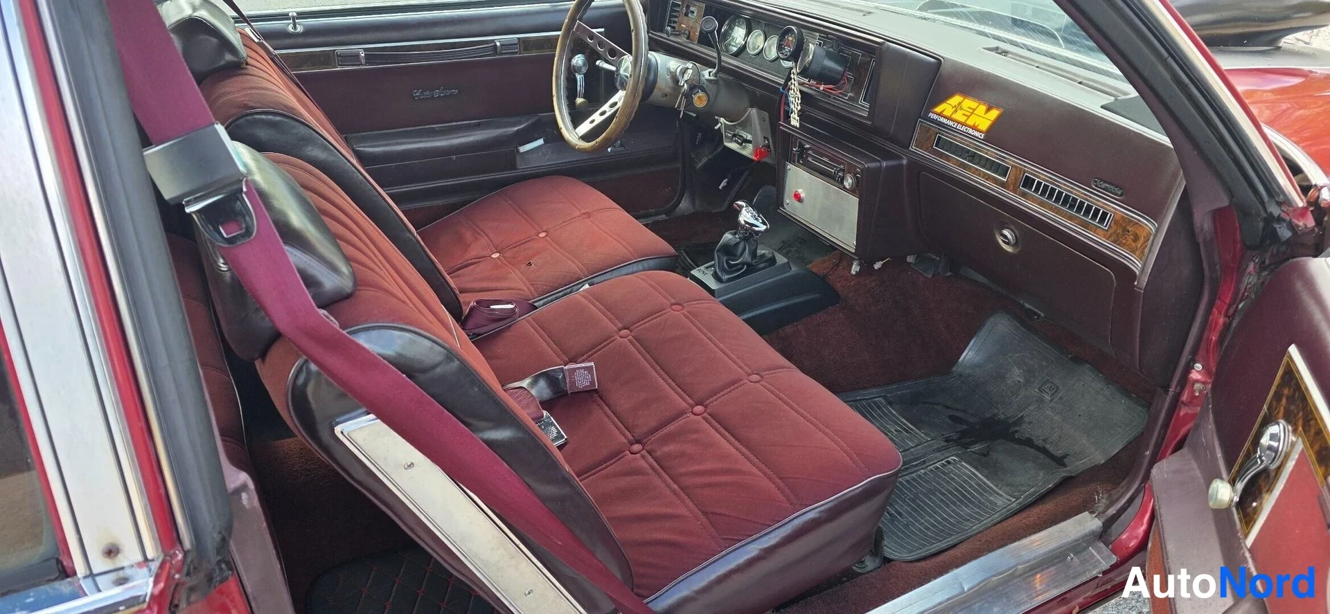 Punainen Oldsmobile Cutlass 1981, kuva 18