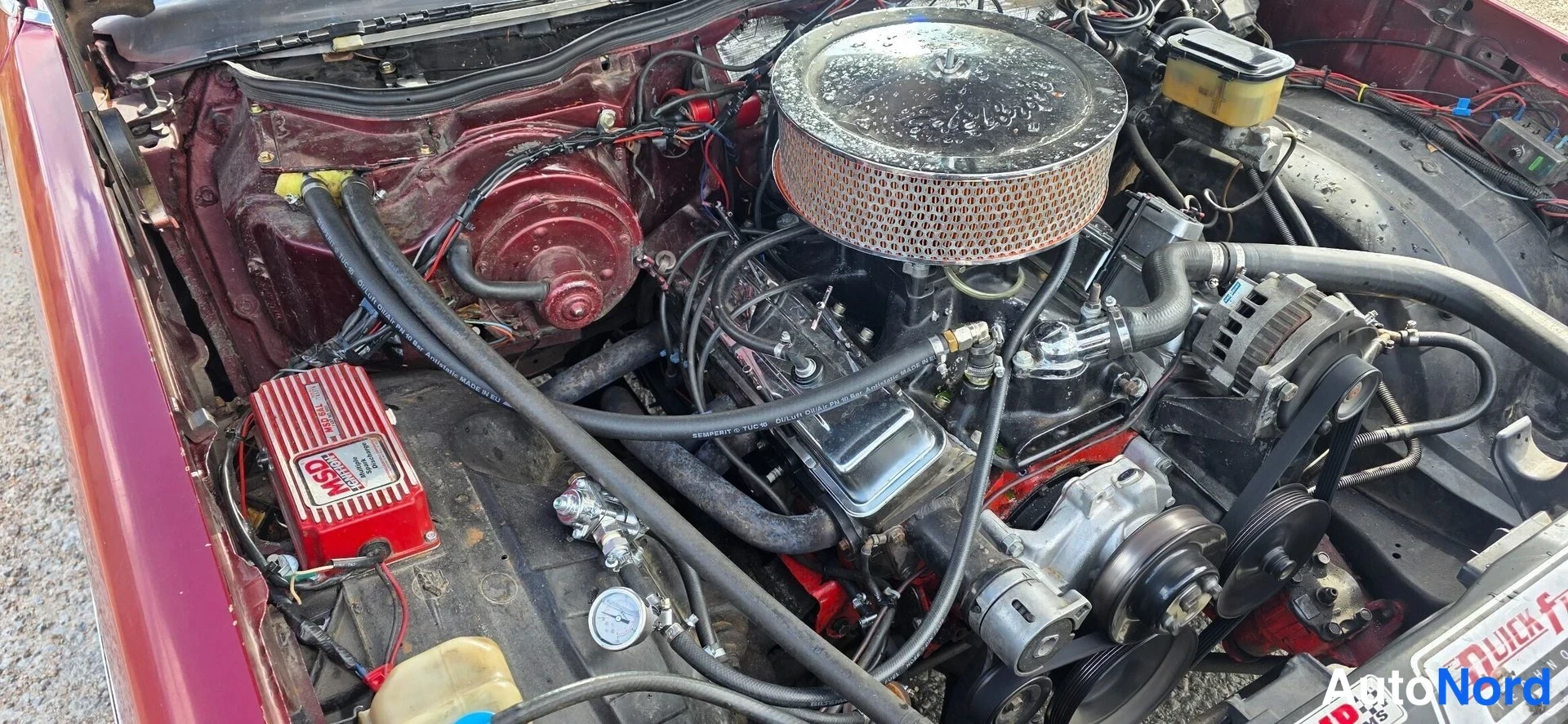 Punainen Oldsmobile Cutlass 1981, kuva 21