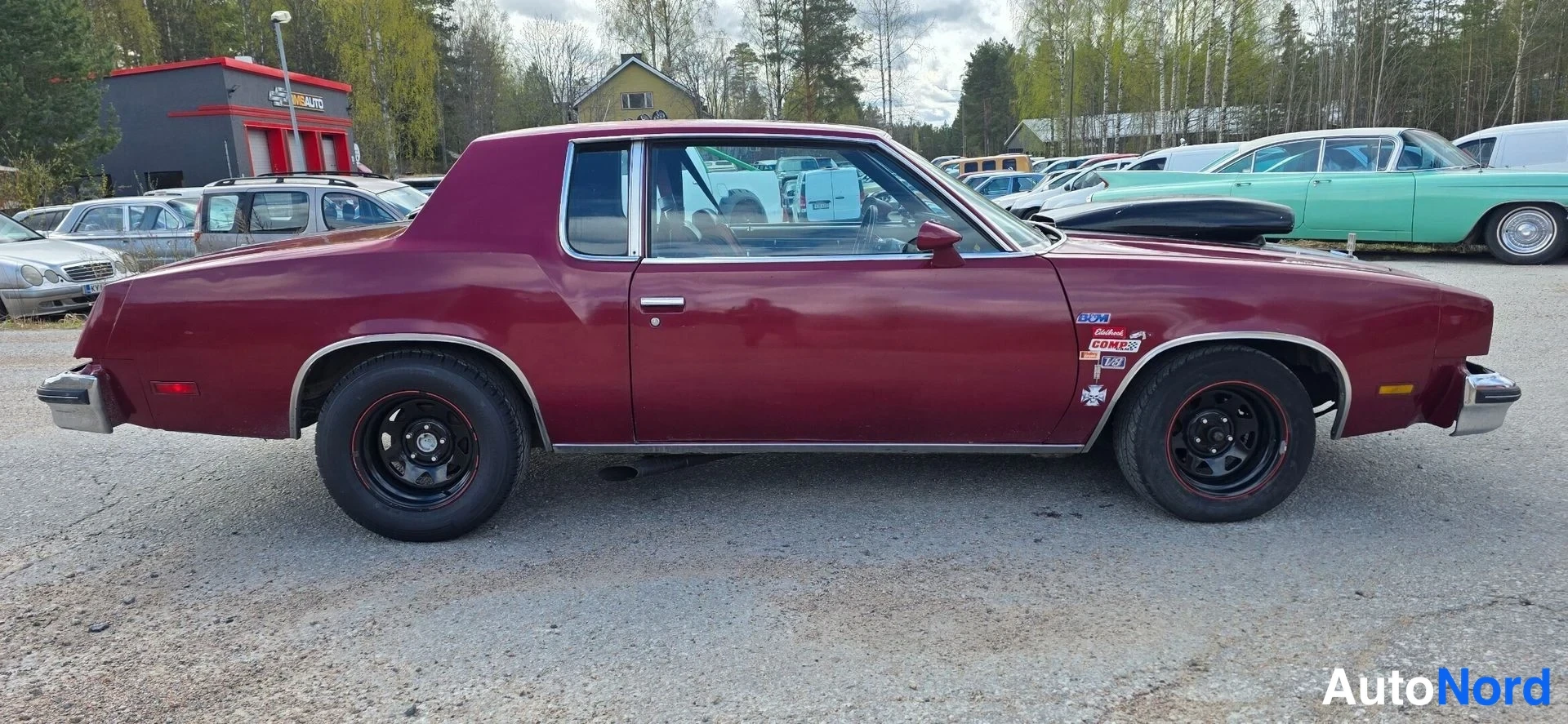 Punainen Oldsmobile Cutlass 1981, sivulta, kuva 9