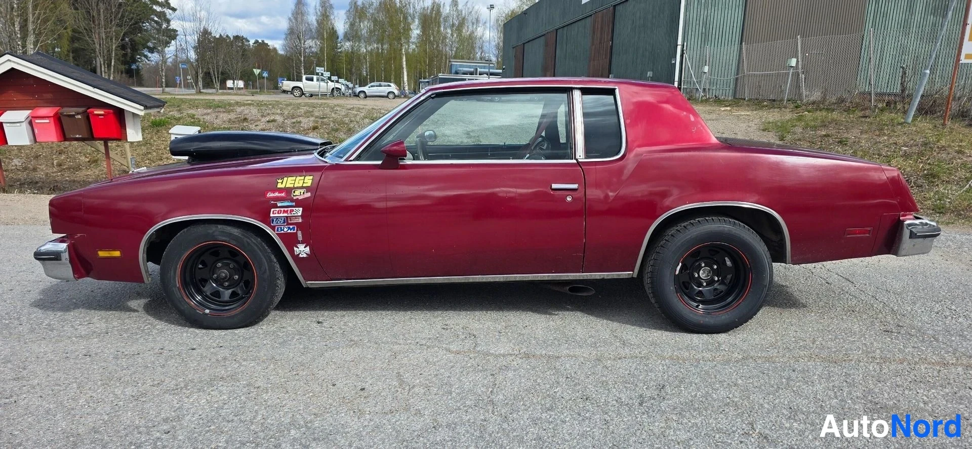 Punainen Oldsmobile Cutlass 1981, sivulta, kuva 8