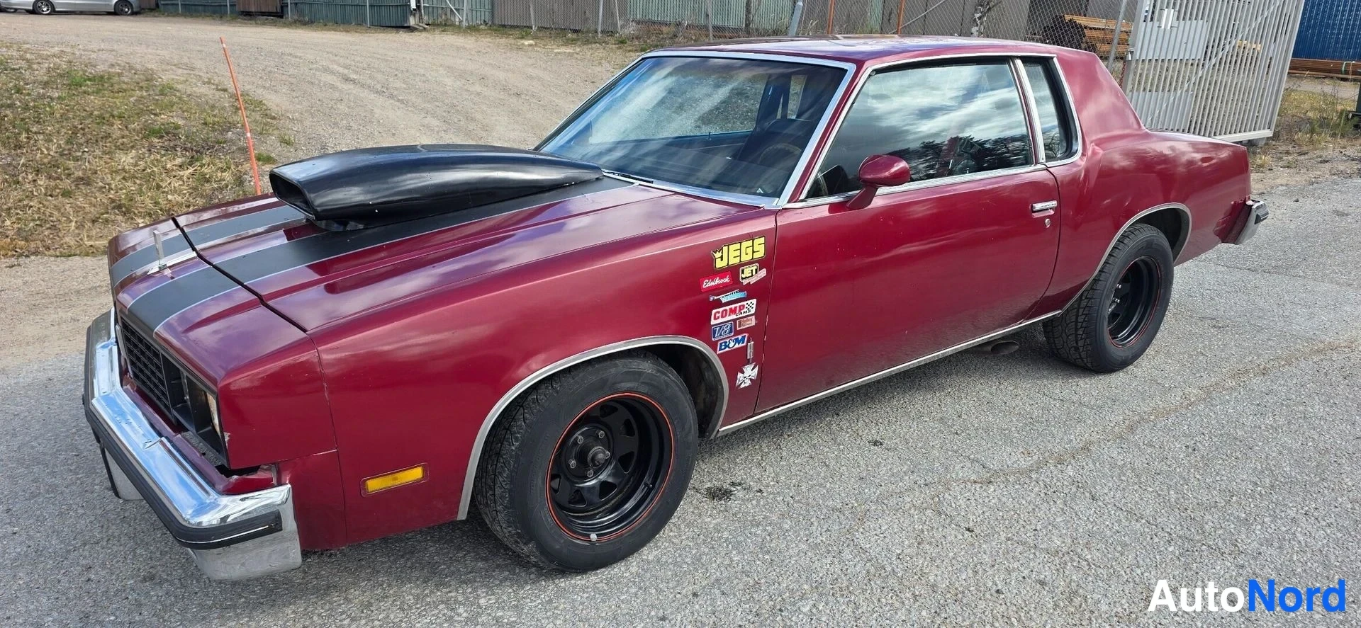 Punainen Oldsmobile Cutlass 1981, etuviisto, keula vasemmalle, kuva 2