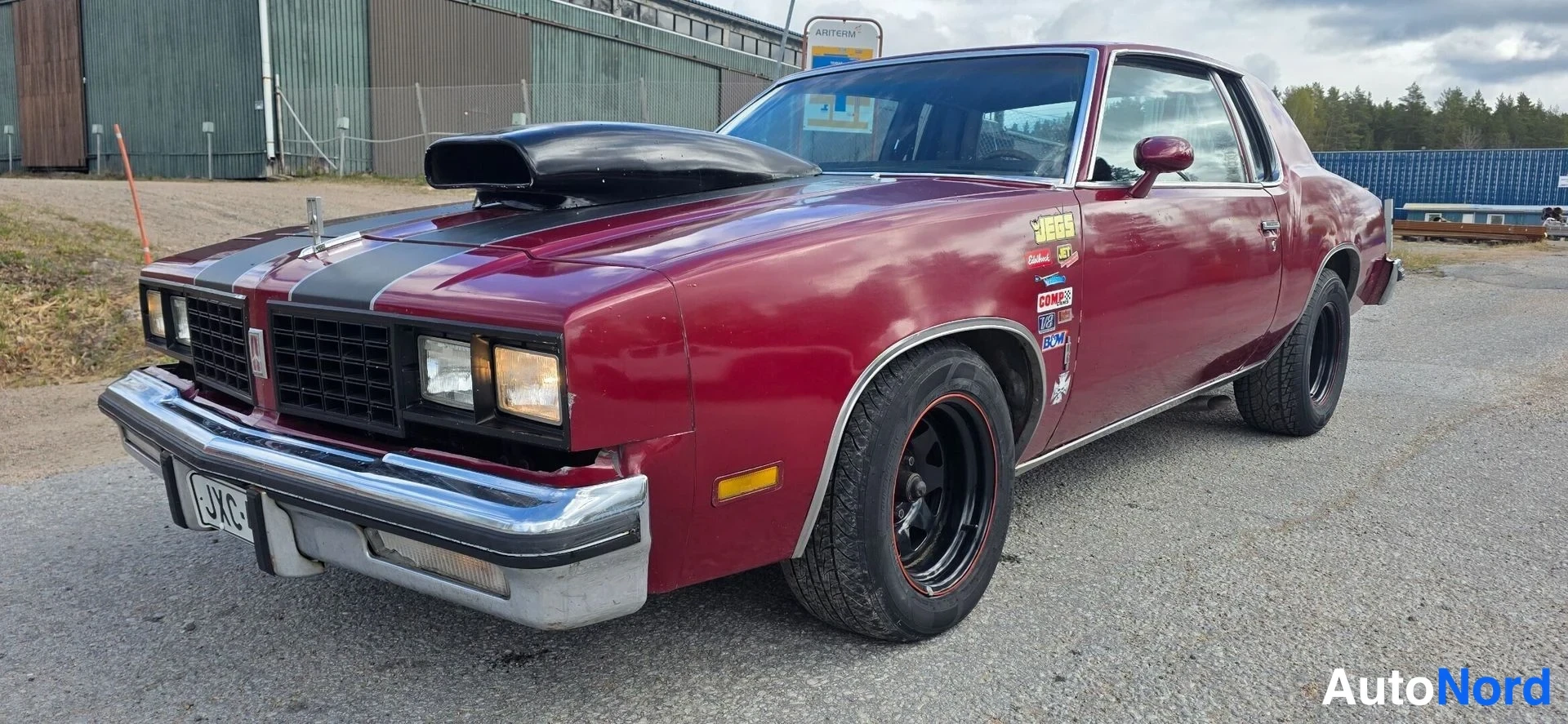 Punainen Oldsmobile Cutlass 1981, etuviisto, keula vasemmalle, kuva 3