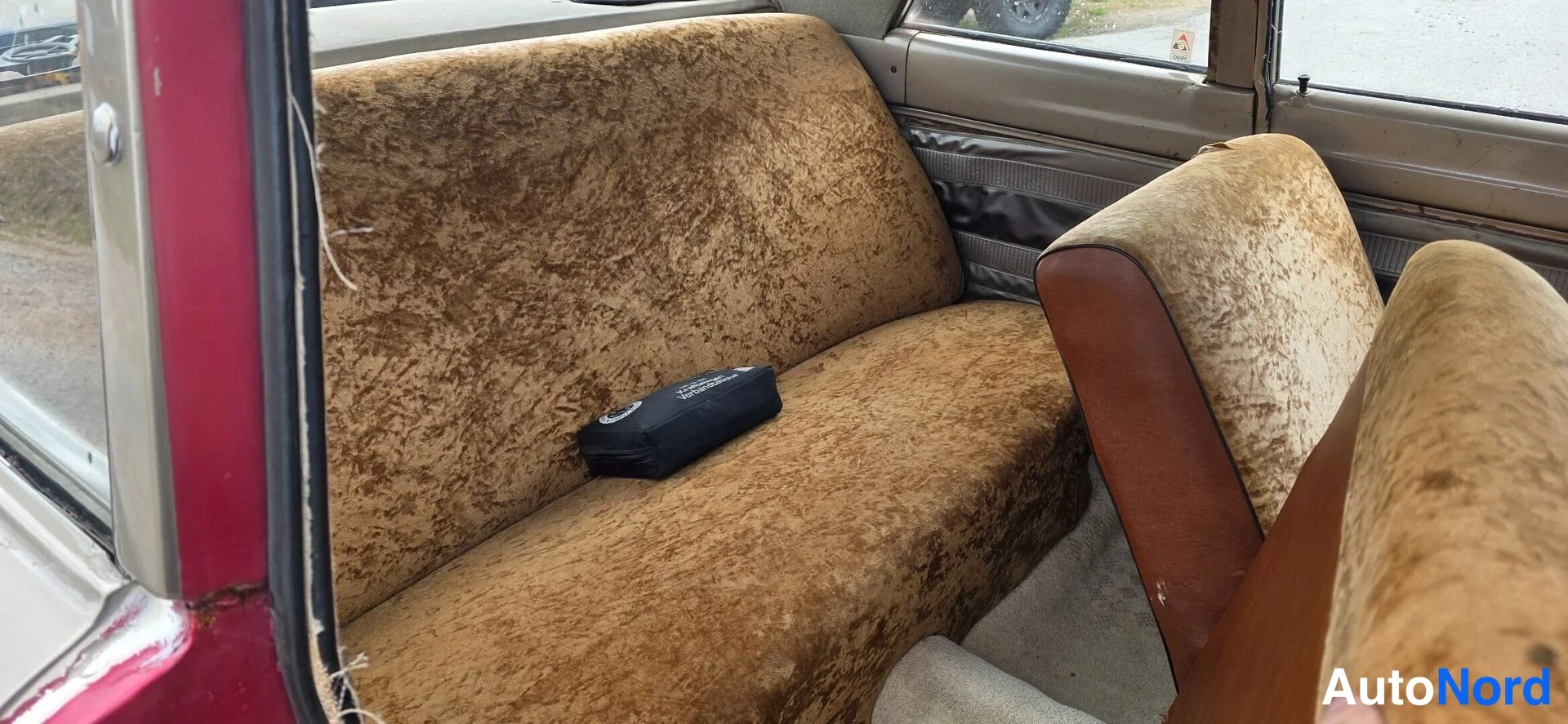 Beige Plymouth Valiant 1964, takaistuimet, kuva 8