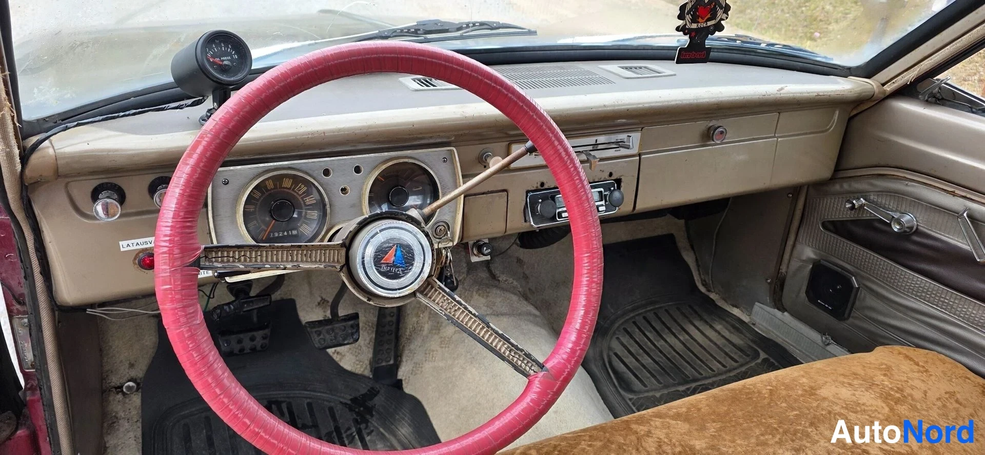 Beige Plymouth Valiant 1964, ohjaamo, kuva 5